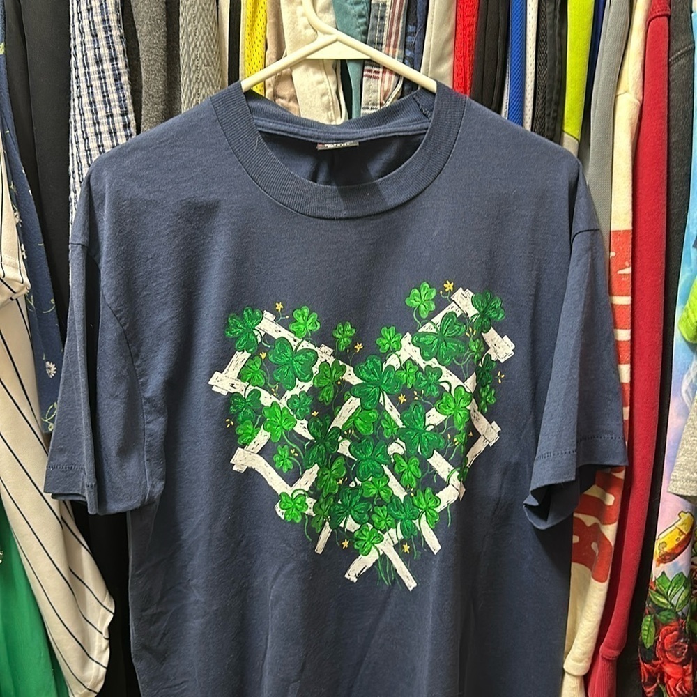 St Patrick’s day vintage made in USA single stitch 90s clover heart tee